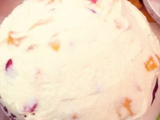 11、经典八寸裸胚蛋糕,抹馅料加入水果再用馅料抹平，再放一片蛋糕体重复此步骤再放蛋糕体，多余馅料抹面