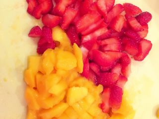 10、经典八寸裸胚蛋糕,这步需要当好一位水果忍者，切喜欢的水果当内料