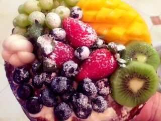 12、经典八寸裸胚蛋糕,摆放各种可口水果，洒上些许糖粉装饰