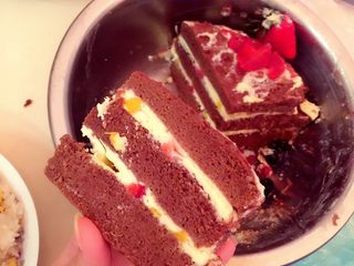 14、经典八寸裸胚蛋糕,来来来，大家分分，美食要一起分享才开心！请忽略不够浪漫的我直接用盆装！（附加上好尴尬的表情）多谢大家！