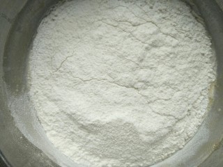 4、芒果班戟,筛入低粉搅拌均匀。