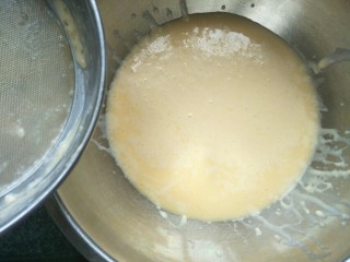 5、芒果班戟,将面糊过筛一次。