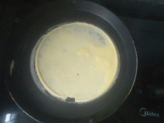 7、芒果班戟,煎到面糊凝固并起泡即可。