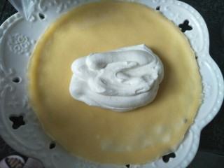 11、芒果班戟,面皮中放入适量奶油