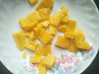 9、芒果班戟,芒果去皮后切小粒。