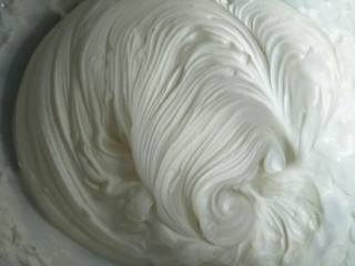 10、芒果班戟,淡奶油加入20克糖打发到裱花奶油状态。