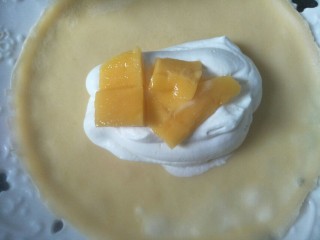 12、芒果班戟,放上芒果粒