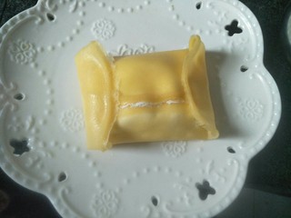 14、芒果班戟,两边对叠包好倒过来，放上薄荷叶装饰。