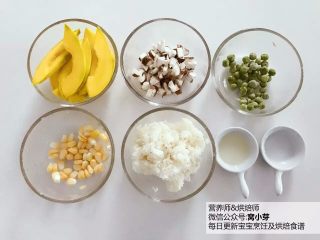 1、宝宝辅食：香甜软糯，暖融融的南瓜时蔬炖饭！18M+,准备好所有食材，香菇切丁，米饭可以选用比较软烂的。