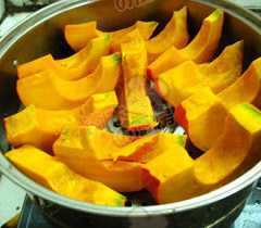 1、银包金,南瓜去皮切块,蒸熟取出晾凉备用