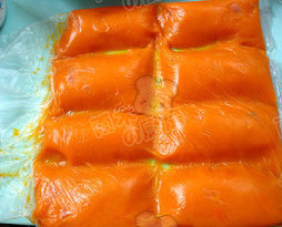 2、银包金,把南瓜块放入保鲜袋,压成泥,分成等份