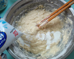 3、银包金,蛋白加入面粉混合,加入牛奶,调成稍粘稠的面糊