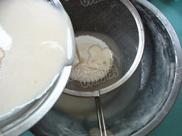 4、银包金,用面筛过两遍,面糊更细腻