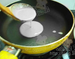 5、银包金,平底锅不放油.倒入一勺面糊,煎蛋饼.只煎一面,不要翻面.表面硬实就煎好了