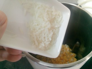 3、元气早餐～土豆饼+玉米汁,倒进豆浆机里，加入1汤匙洗干净的米（加点米口感不但顺滑细腻还有浓浓的米香味哟）