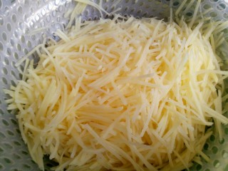 7、元气早餐～土豆饼+玉米汁,沥干水，倒一个盘子里