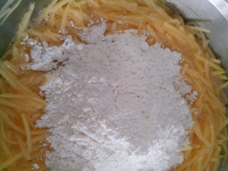 11、元气早餐～土豆饼+玉米汁,加入半碗面粉