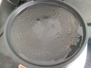 14、元气早餐～土豆饼+玉米汁,电饼档预热，均匀刷一层油