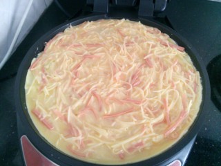 15、元气早餐～土豆饼+玉米汁,把土豆糊倒进去摊薄来煎