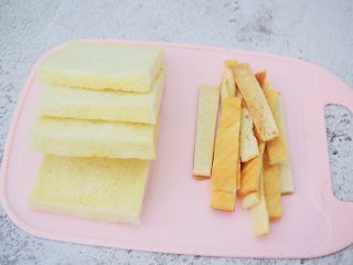 2、芒果酸奶吐司,吐司切去四边