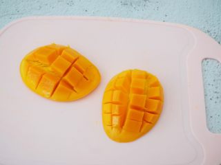 3、芒果酸奶吐司,芒果芒果核为中心，在果核右边切一刀，芒果被分为两部分，取芒果果肉上划格子，但是注意不要切到皮，把划好格子的芒果拿在手上，手指抵住芒果皮往上顶，再用刀切出果肉即可