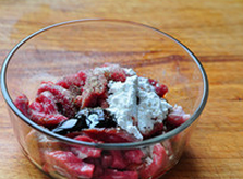 1、 杭椒牛柳,牛肉切丝，加入盐1/2小勺，酱油1/2大勺，料酒1大勺，胡椒粉1/2小勺抓匀，至所有调味料均被牛肉丝吸收；再加入蚝油1/2大勺，白糖1/2大勺，干淀粉1大勺