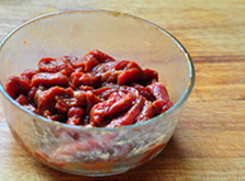 2、 杭椒牛柳,继续下手抓匀，至牛肉丝吸收所有调味料，并感觉肉丝黏黏的