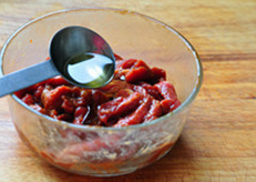 3、 杭椒牛柳,最后加入一大勺生油，拌匀，腌制15分钟以上