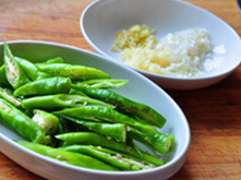 4、 杭椒牛柳,杭椒切长段，葱姜蒜切末备用