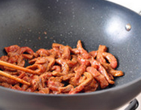5、 杭椒牛柳,起炒锅，热锅入凉油，下入牛肉丝，大火翻炒至大部分牛肉丝变色，盛出备用