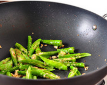 6、 杭椒牛柳,锅中留底油，爆香葱姜蒜末，下入杭椒，大火翻炒至颜色翠绿