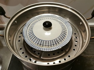 9、豆腐鸡蛋羹,盖上蒸蛋碗的盖子  中火蒸18分钟  