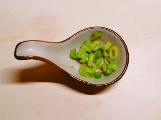 10、豆腐鸡蛋羹,蒸蛋时  切好葱圈备用