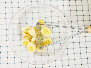 1、香蕉松饼,将香蕉去头去尾去皮，切断用压泥器（或者搅拌机）捣碎，香蕉压得越细越好，这样口感才会好