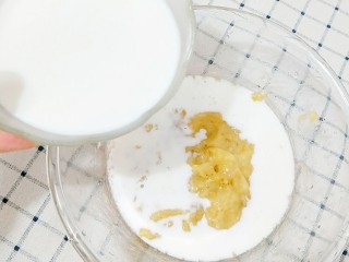 2、香蕉松饼,在香蕉泥中加入牛奶，搅拌均匀