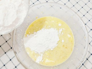 4、香蕉松饼,筛入低筋面粉，注意是低筋面粉喔，这样口感才会蓬松绵软，搅拌均匀，而且面粉一定不要加入太多，先加一点，不够再加