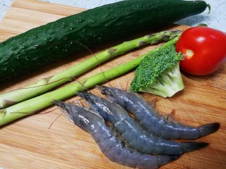 1、母亲节～沙拉花束,准备好材料。还有另外一些食材没入镜。