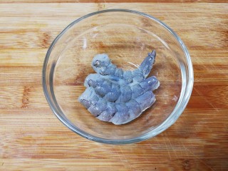 2、母亲节～沙拉花束,大虾去头去壳去虾线，做成虾仁。