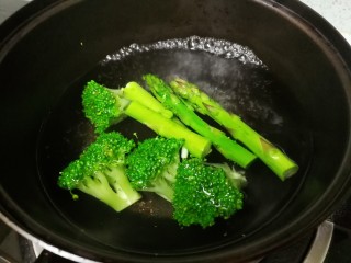 4、母亲节～沙拉花束,芦笋切长段，西兰花切小朵，一同入热水锅汆熟，捞起备用。