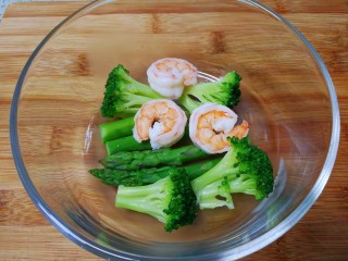 5、母亲节～沙拉花束,把汆熟的虾仁、芦笋和西兰花倒入碗里。