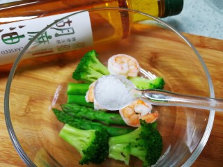 6、母亲节～沙拉花束,加入盐、黑胡椒、百里香、柠檬汁、胡麻油等调料。