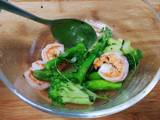 7、母亲节～沙拉花束,拌匀备用。