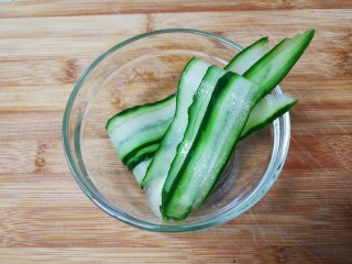 9、母亲节～沙拉花束,青瓜用削皮器削出几片长薄片，备用。