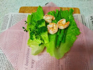 12、母亲节～沙拉花束,把沙拉食材按一定顺序摆放在生菜上面。