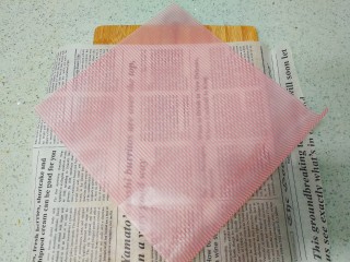 10、母亲节～沙拉花束,把两张不同花纹的油纸铺放好。