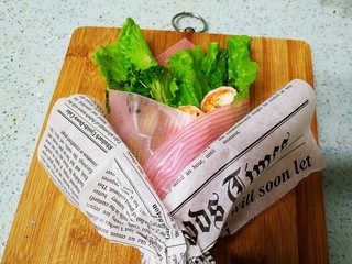 13、母亲节～沙拉花束,一层一层包好油纸，底部捏紧。