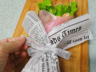 14、母亲节～沙拉花束,绑上装饰带。