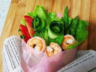 15、母亲节～沙拉花束,最后整理一下食材，用西红柿和青瓜卷填充装饰。