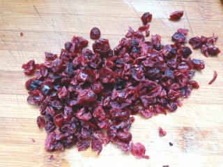 10、蔓越莓米糕,取蔓越莓切碎备用