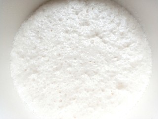 12、蔓越莓米糕,发酵起大泡，面糊就发酵好了，搅拌消泡